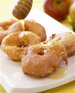 Manzanas fritas con miel. Receta disponible.
Fried Apples with Honey. 