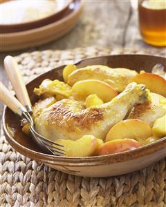 Pollo guisado con manzanas. Receta disponible.
Chicken Stewed with Apples.