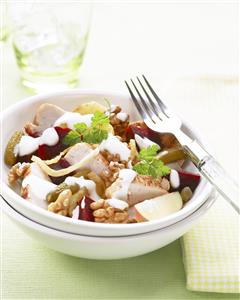 Ensalada de pavo, manzana, remolacha  y nueces. Receta disponible.
Turkey, Apple, Radish, and Walnut Salad.