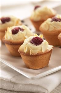 Pastelitos con almendras y frambuesas. Receta disponible
. Small coockies with Almond and Raspberries.