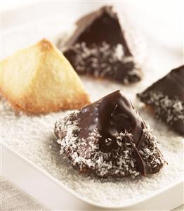 Galletas, en forma de piramide, de coco y chocolate. Receta disponible. 
Coco Biscuit in pyramid Forms and Chocolate.