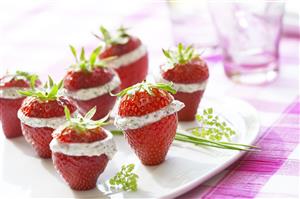 Fresones rellenos de queso de cabra. Receta disponible.
Strawberries Stuffed with Goat Cheese