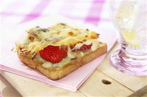 "Tartine". Tostada gratinada con fresones y queso (Stilton). Receta disponible.
Tartine".  Au Gratin Toast with Strawberries and Stilton Cheese.
  




