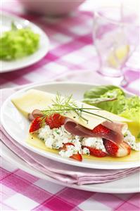 Lasaña de fresones, jamon y requeson. Receta disponible. 
Lasagna with Strawberries, Ham, and Requeson Cheese. 
