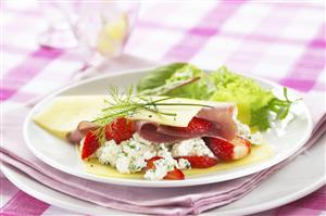Lasaña de fresones, jamon y requeson. Receta disponible.
Lasagna with Strawberries, Ham, and Requeson Cheese.
