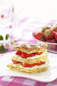 Milhojas de mousse blanca con fresones. Receta disponible.
 Milfoil Pastry with White Mousse and Strawberries. 