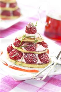 Pequeños panes con  fresones. Receta disponible TR.
Rolls with Strawberries.