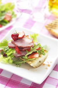 Ensalada de pato ahumado con fresones. Receta disponible.
Smoked Duck Salad with Strawberries. 
