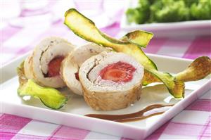 Filetes de ave rellenos de fresones con chips de calabacin. Receta disponible.
Poultry Fillets Stuffed with Strawberries and Squash Chips.