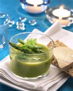 Crema de esparragos verdes y foie gras. Receta disponible.
Green Asparagus and Foie Gras Cream.