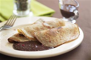 Pancakes de cafe y coulis de chocolate. Receta disponible. 
Coffee Pancakes with Chocolate Coulis (Sauce).