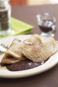 Pancakes de cafe y coulis de chocolate. Receta disponible. 
Coffee Pancakes with Chocolate Coulis (Sauce). 