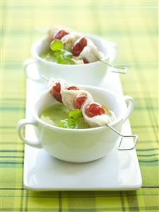 Sopa de berros con mini brochetas de pescado. Receta disponible.
