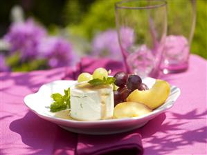 Queso helado con frutas. Receta disponible.