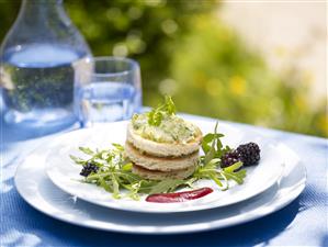 Mil hojas de queso con salsa de frutos rojos. Receta disponible.