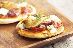 Pizzas de jamon de Parma e higos. Receta disponible.
Parma Ham and Figs Pizzas.