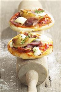 Pizzas de jamon de Parma e higos sobre un rodillo de amasar. Receta disponible.
Pizza with Parma Ham and Figs on a Rolling Pin.