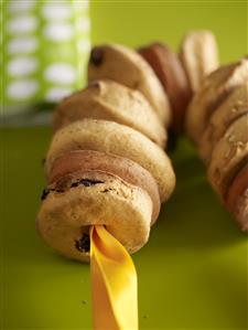 Rosquillas con pasas, avellanas y chocolate. Receta disponible. Paso a paso disponible.