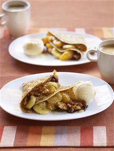 Crepes de frutas y nueces y una bola de helado. Receta disponible.