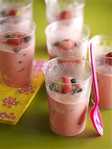 Batido de fresones con arandanos. Receta disponible. Paso a paso disponible.