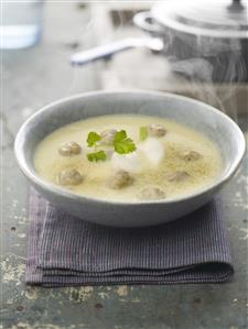 Sopa de nabos con pequeñas albondigas. Receta disponible.
