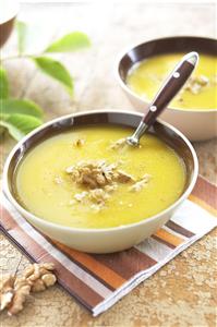 Sopa de apio-nabo con nueces. Receta disponible.
Celery-Turnip Soup with Walnuts.