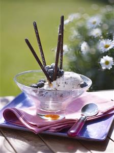 helado de  Stracciatella con arandanos y mikado. Receta disponible.
