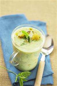 Crema de pepino a la menta con patatas al curry. Receta disponible
Mint Cucumber Cream with Curry Potatoes.