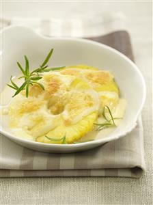 Piña con queso gratinado. Receta disponible TR.