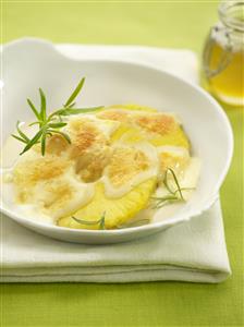 Piña con queso gratinado. Receta disponible TR