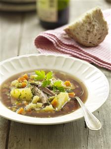 Sopa de caldo de ternera con hortalizas. Receta disponible.