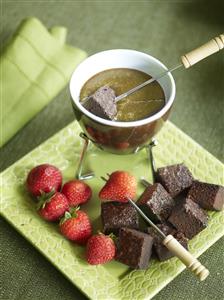 Fondue de brownies y fresas. chocolReceta disponible.