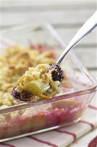 Crumble de ruibarbo y moras. Receta disponible.
Rhubarb and Blackberries Crumble.