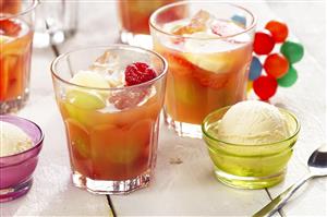 Macedonia de frutas con zumo de pomelo y cubitos de hielo. Receta disponible.
Fruit Salad with Grapefruit Juice and Ice Cubes.