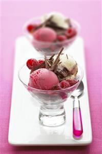 Sorbete de frambuesas y queso blanco. Receta disponible.
Raspberry and White Cheese Sherbet.