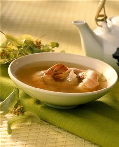 Consome con gambas y tila. Receta disponible.
Clear Broth with Shrimps and Linden.
