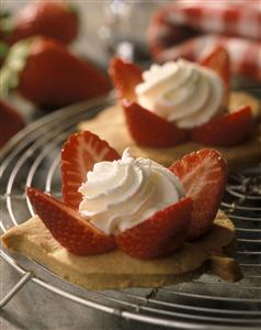 Galletas con fresones y chantilly. Receta disponible. Coockies with Big Strawberries and Chantilly Cream.