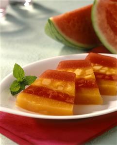 Aspic de dos colores (melon y sandia). Receta disponible. 
Aspic with Two Colors (Melon and Watermenlon).
