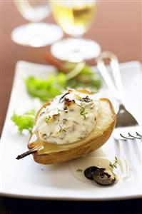 Peras con miel de tomillo y queso de cabra. Receta disponible. 
Pears with Thyme Honey and Goat Cheese
