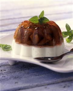 Aspic de yogur con ciruelas claudias. Receta disponible TR.
 Yogurt and Claudias Plums (Small Plums) Aspic. 
