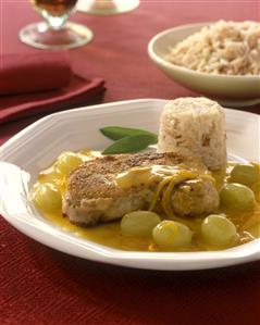 Cerdo con uvas y salsa. Receta disponible.
Pork with Grapes and Sauce.
