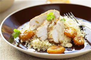 Pollo con orejones y miel. Receta disponible. 
Chicken with Orejones (Dry Apricots) and Honey
