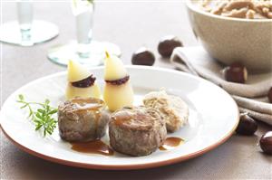 Filete de liebre con castañas y peras. Receta disponible. 
Hare Fillet with Chestnuts and Pears
