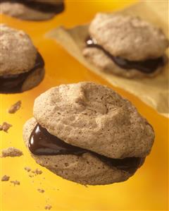 Mostachones rellenos de chocolate. Receta disponible.
