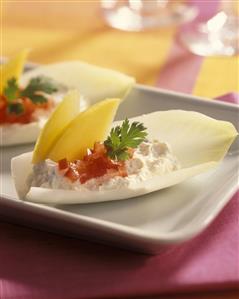 Barquitas de endibias con queso y mango. Receta disponible.
Endive Boats with Cheese and Mango.
