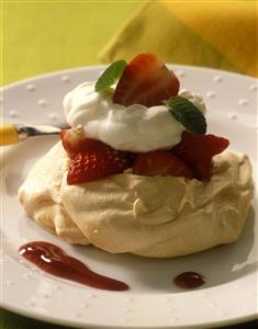 Merengues con fresones. Receta disponible.
Meringues with Big Strawberries.