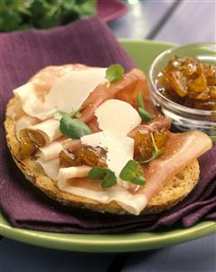 Tostada con jamon y chutney de albaricoques. Receta disponible.
Ham and Apricot Chutney Toast. 
