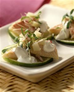 Ensalada de salmon con salsa de rabano. Receta disponible. 
Salmon Salad with Radish Sauce.