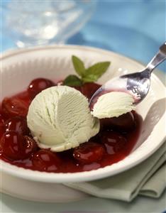 Helado de menta con sopa de cerezas. Receta disponible. 
Mint Ice Cream with Cherry Sauce
