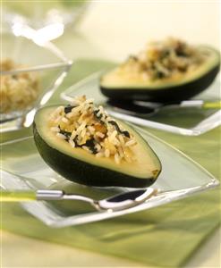 Aguacates rellenos de arroz. Receta disponible.
Stuffed Rice Avocados